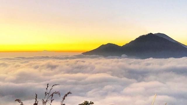 Gunung Batur di Bali dari puncaknya menyuguhkan lautan awan