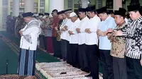 Presiden Jokowi melaksanakan salat Isya dan Tarawih berjemaah bersama dengan warga Kota Padang di Masjid Nurul Iman, Senin (4/7/2016). (Foto: Biro Pers, Media dan Informasi Sekretariat Presiden)