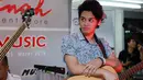 "Kita (The Overtunes) baru dikasih tahu kalau album 'Selamanya' dapat multi platinum. Kami senang banget, ternyata banyak yang mendengarkan album kami," ucap Mikha di Sarinah, Thamrin, Jakarta Pusat, Selasa (15/3/2016). (Deki Prayoga/Bintang.com)