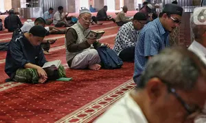 Membaca Al-Qur'an atau tadarus dilakukan umat Islam untuk meningkatkan ibadah selama bulan suci Ramadan. (Liputan6.com/Angga Yuniar)