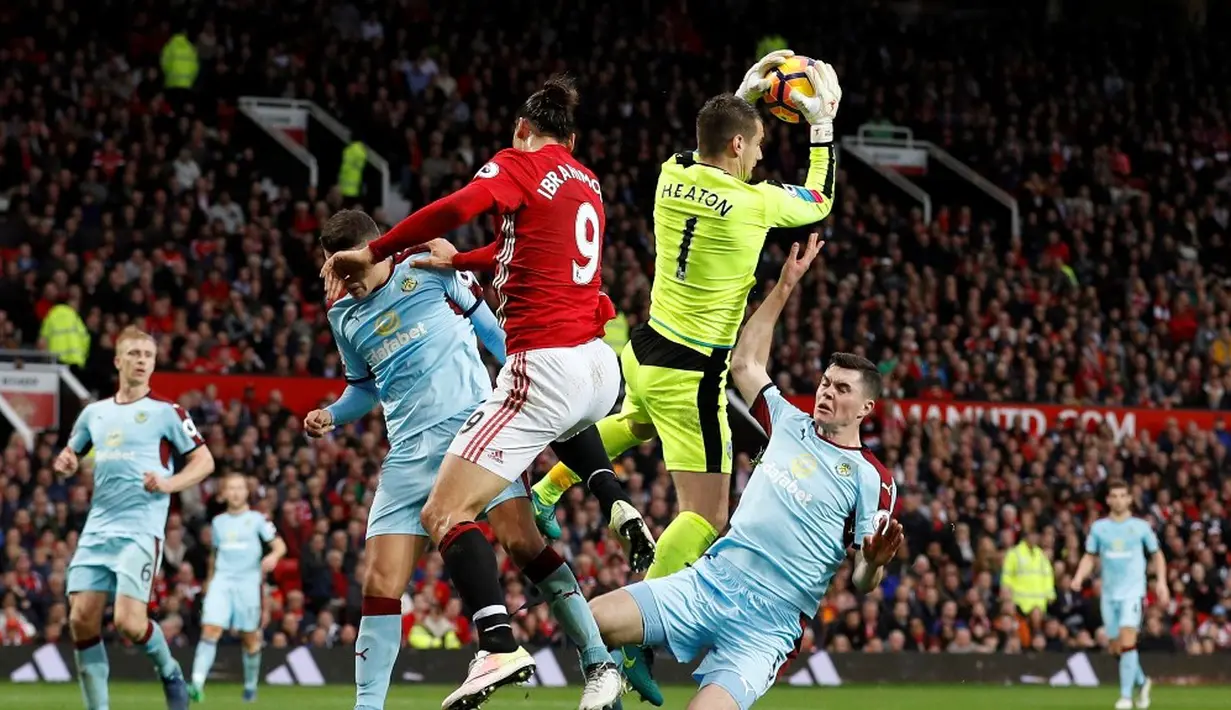 Pemain Burnley berebut bola dengan pemain Manchester United pada laga Premier League 2016-2017 di Stadion Old Trafford, Sabtu (29/10/2016). (Reuters/Phil Noble)