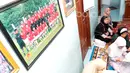 Keluarga memadati rumah duka almarhum Achmad Kurniawan di Cijantung, (11/1/2017). (Bola.com/Nicklas Hanoatubun)