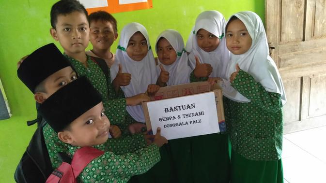 Santri Madrasah Diniyah Miftahul Huda Cingebul, Lumbir, Banyumas mendonasikan sebanyak Rp 573 ribu untuk korban gempa Palu-Donggala. (Foto: Liputan6.com/Roikhatul Jannah untuk Muhamad Ridlo)