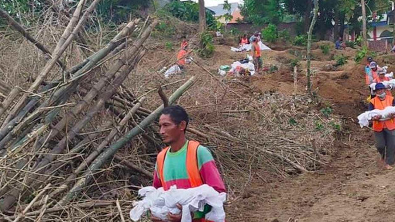 Proses pembongkaran makam di Gresik karena pembangunan Tol KLBM (Liputan6.com/Istimewa)