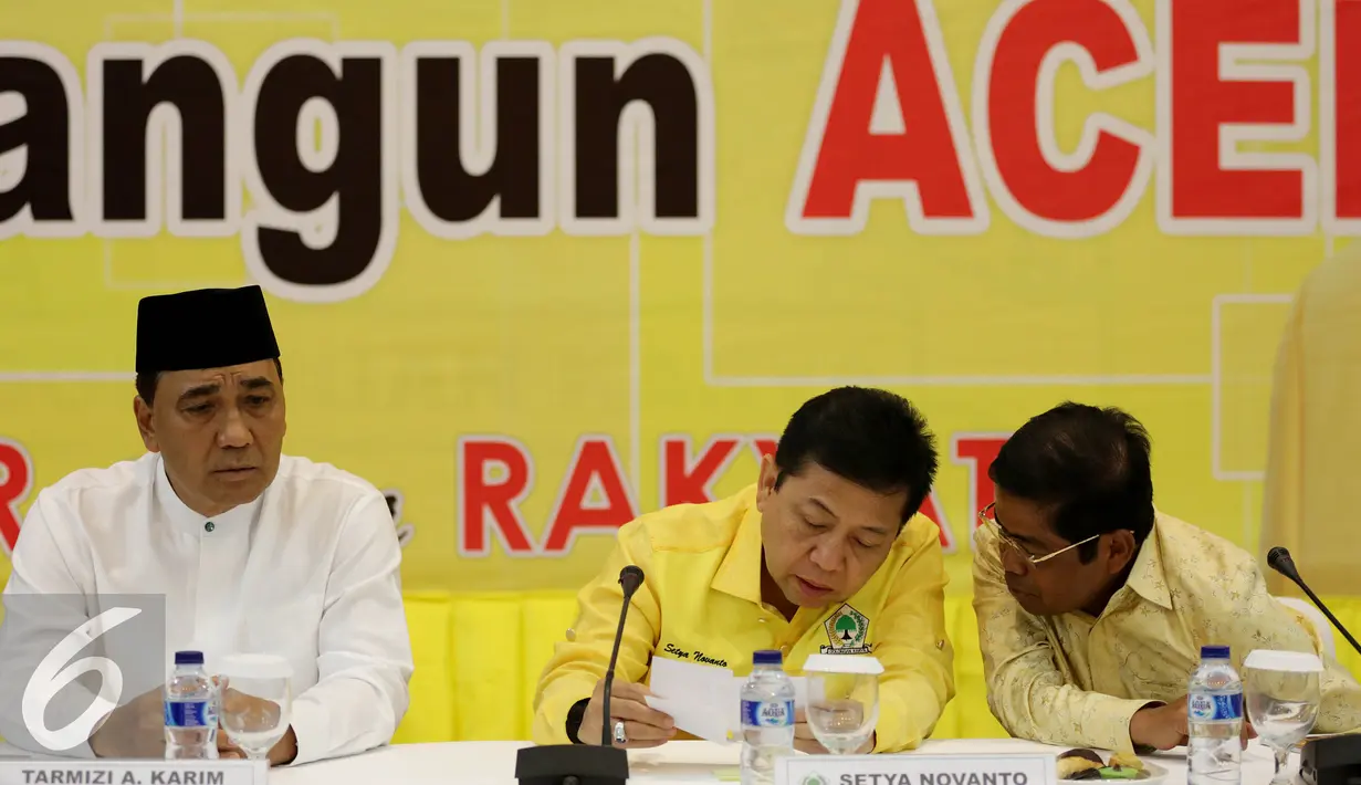 Ketua Umum Partai Golkar, Setya Novanto (kedua kanan) di dampingi Sekertaris Jenderal Partai Golkar Idrus Marham (kanan), menghadiri acara pengukuhan Bakal Calon Gubernur Aceh di DPP Partai Golkar, Rabu (31/8). (Liputan6.com/Johan Tallo)
