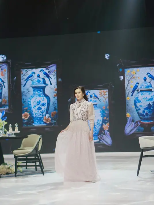 Istri Rizki Natakusumah itu tampil dengan princess vibes saat melenggak di runway [@bebytsabina]