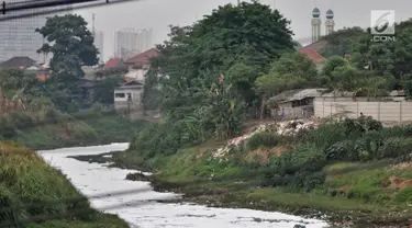 Kondisi Kali Bekasi yang tercemar limbah busa di kawasan Marga Jaya, Bekasi, Kamis (18/10). Pencemaran yang terjadi sejak tiga hari lalu menggangu produksi air bersih PDAM Tirta Patriot milik Pemkot Bekasi hingga 50 persen.  (Merdeka.com/Iqbal S. Nugroho)