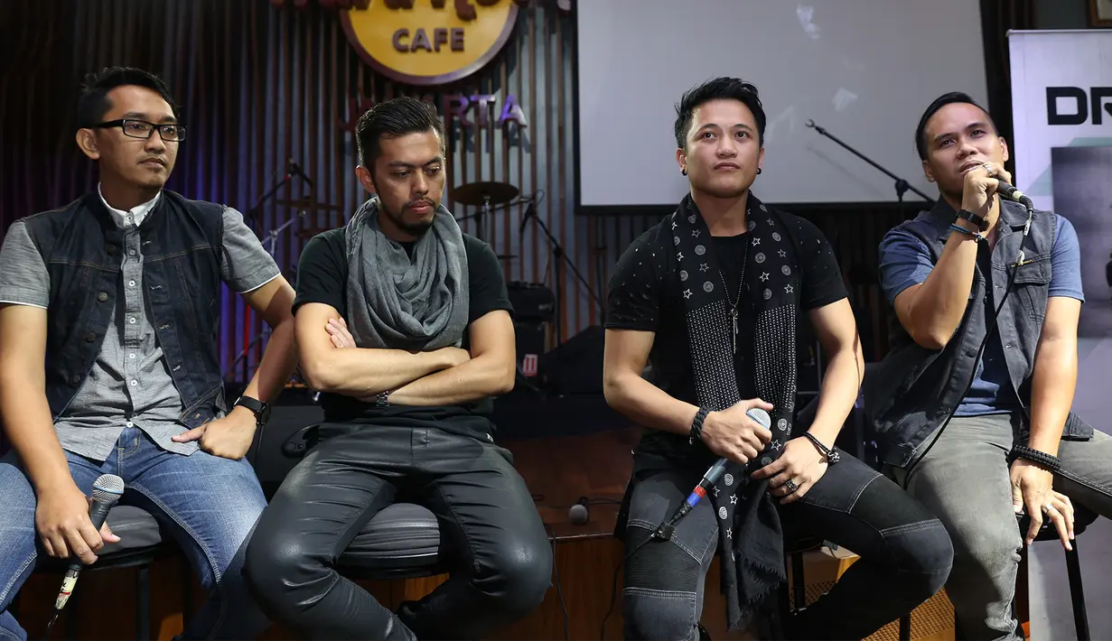 "Konsep dari awal album ini punya kesegaran kaya album pertama. Dan album ini merupakan penggambaran perjalanan Drive yang sudah mencapai 10 tahun pada 25 November 2015," kata Budi. (Andy Masela/Bintang.com)