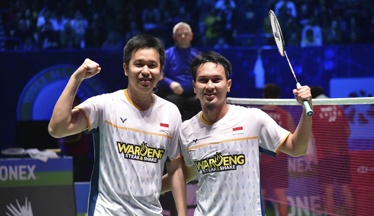 Selebrasi ganda putra Indonesia, Mohammad Ahsan/Hendra Setiawan, setelah berhasil mengalahkan ganda putra China Liang Weikeng/Wang Chang di semifinal All England 2023 yang berlangsung di Utilita Arena, Birmingham, Sabtu (18/3/2023). (AP Photo/Rui Vieira)