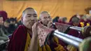 Biksu Buddha Tibet di pengasingan meniup terompet upacara selama sesi doa pagi untuk menyambut Tahun Kelinci Air di Dharamshala, India, Selasa (21/2/2023). Dalam penanggalan tradisional Tibet setiap tahun memiliki binatang, unsur, dan angka. (AP Photo/Ashwini Bhatia)