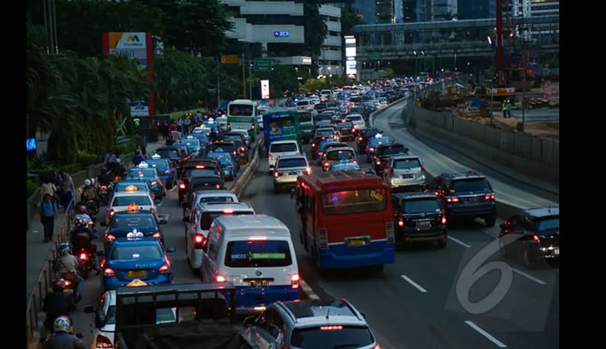 Sejumlah kendaraan terjebak kemacetan di kawasan Jalan Sudirman, Jakarta, Senin (26/1/2015). (Liputan6.com/Faizal Fanani)