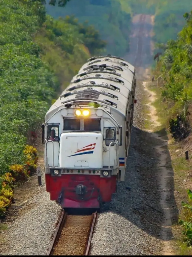 BSatu gerbong kereta api tengah melintasi di jalur CIbatu Garut, Jawa Barat