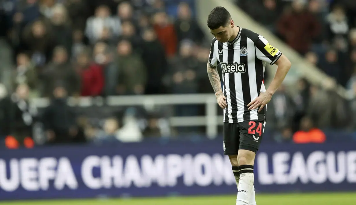 Pemain Newcastle United, Miguel Almiron, tertunduk lesu setelah ditaklukkan AC Milan dalam laga matchday 6 Liga Champions 2023/2024 di St. James' Park, Kamis (14/12/2023). Petualangan Newcastle United di Liga Champions terhenti. (AP Photo/Scott Heppell)