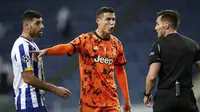 Pemain Juventus Cristiano Ronaldo (tengah) memberi isyarat kepada Wasit Carlos del Cerro Grande saat melawan FC Porto pada leg pertama babak 16 besar Liga Champions di Stadion Dragao, Porto, Portugal, Rabu (17/2/2021). FC Porto menang 2-1. (AP Photo/Luis Vieira)