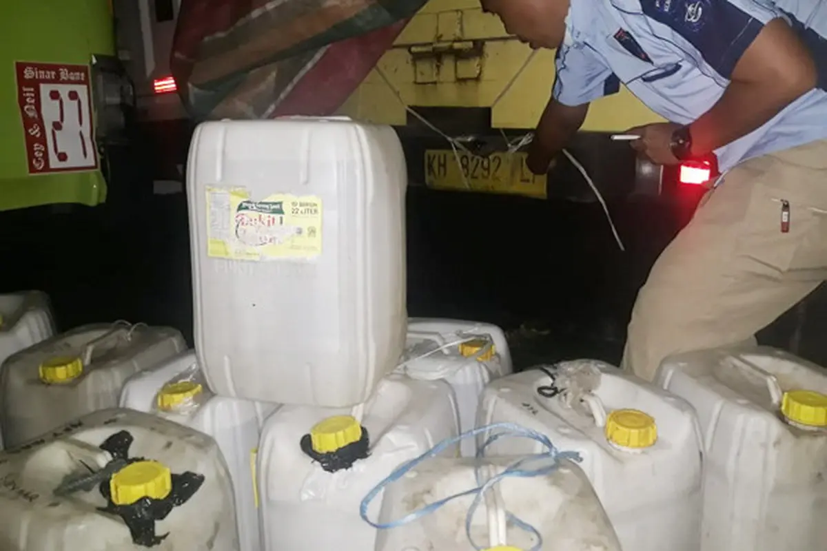 Polsek Kawasan Pelabuhan Samudera Bitung menggagalkan upaya penyelundupan sekitar 250 liter miras Cap Tikus ke Ternate, Maluku Utara melalui jalur laut, Senin malam (25/01/2021).
