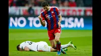 Penyerang Bayern Muenchen, Robert Lewandowski merayakan selebrasi usai mencetak gol pada leg kedua 16 besar Liga Champions di Allianz Arena, German (11/3/15). Bayern Munich Menang 7-0 atas Shakhtar Donetsk. (Reuters/Michaela Rehle)