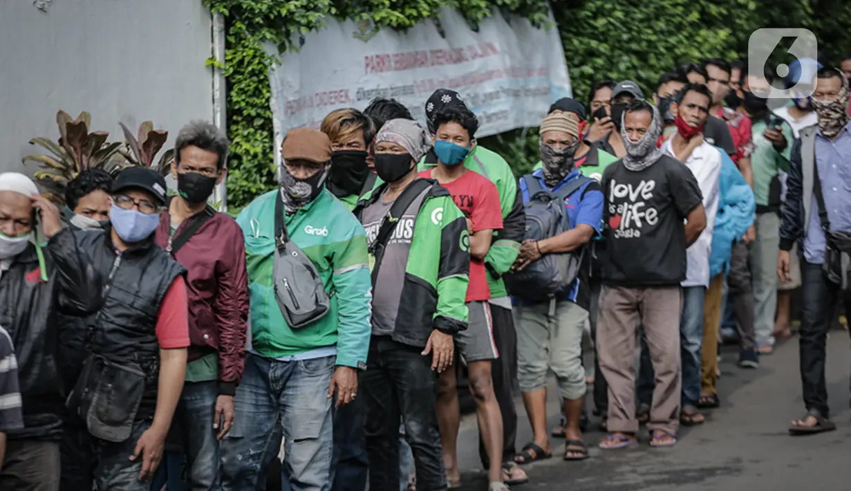 Warga dan pengemudi ojek daring antre makanan gratis di Sudirman, Jakarta, Jumat (8/5/2020). Bagi-bagi makanan ini sebagai bentuk kepedulian untuk pengemudi ojol dan warga terdampak kebijakan penanganan virus corona, seperti work frome home dan physical distancing. (Liputan6.com/Faizal Fanani)