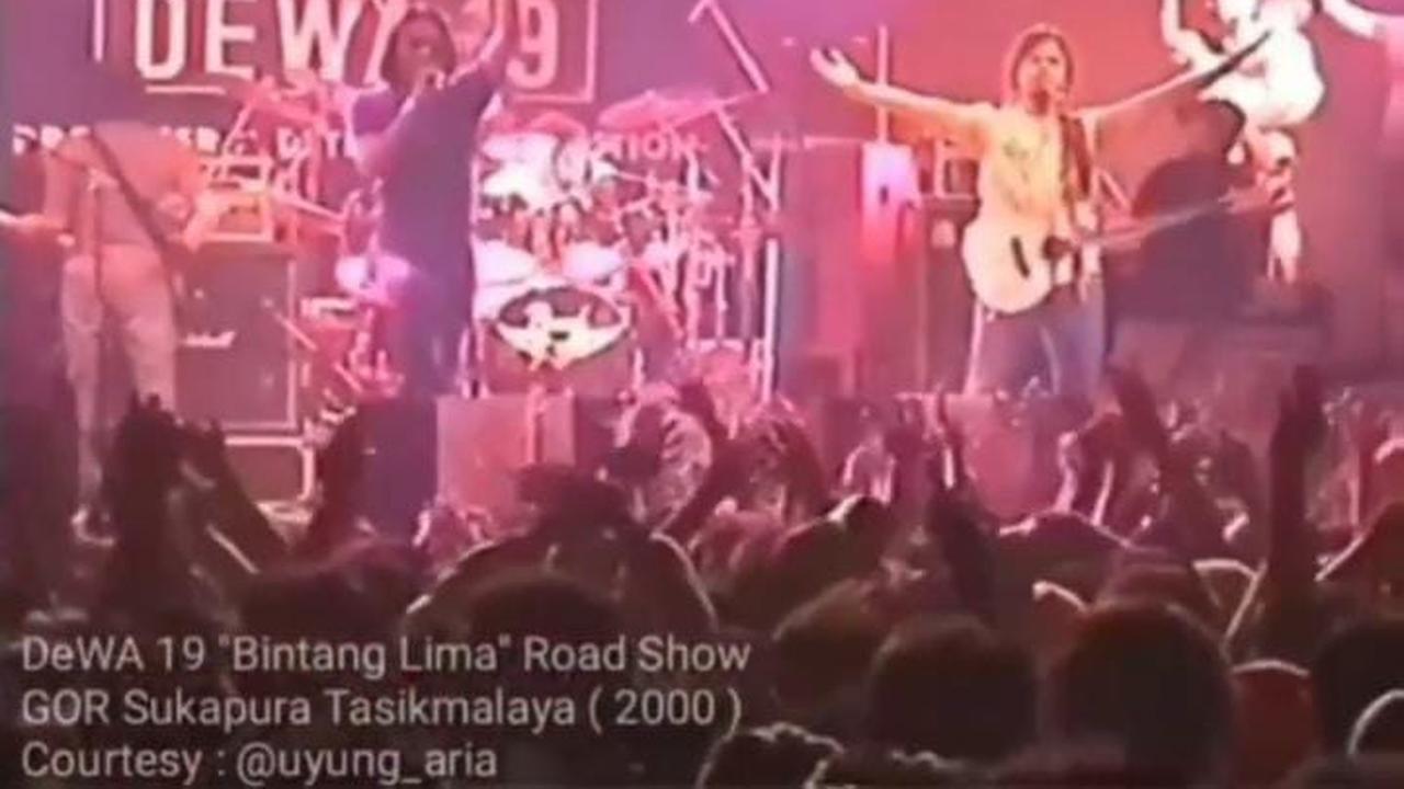 Potret Lawas Maia Estianty Jadi Backing Vocal Dewa 19, Masih Awal Karir - Bernyanyi Sambil Gendong Al Kecil