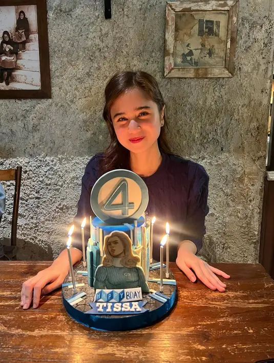 Rambutnya ditata sederhana dengan gaya ponytail rendah, menonjolkan aura dewasa yang tetap manis. Makeup-nya pun terlihat minimalis, cocok dengan nuansa intim perayaan ulang tahunnya.  [@tissabiani].