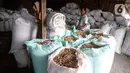 Pekerja bersiap mengolah kacang tanah di salah satu industri rumahan pembuatan kacang sangrai di Kawasan Keranggan, Tangerang Selatan, Selasa (11/8/2020). Kacang sangrai yang dipasarkan seharga Rp10.000 per kg itu mulai mengalami kenaikan pesanan dibanding bulan lalu. (merdeka.com/Dwi Narwoko)