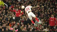 Bruno Fernandes dari Manchester United, kiri, menantang pemain Sevilla Lucas Ocampos selama pertandingan sepak bola perempat final leg pertama Liga Europa antara Manchester United dan Sevilla di stadion Old Trafford di Manchester, Kamis, 13 April 2023. (AP Photo/Dave Thompson)