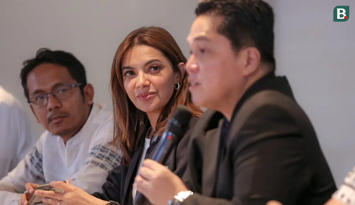 <p>Najwa Shihab (tengah) mendengarkan pernyataan Ketua Umum PSSI, Erick Thohir saat pengumuman Satgas Independen Antimafia Bola Indonesia di Menara Danareksa, Jakarta Pusat, Rabu (20/09/2023). (Bola.com/Bagaskara Lazuardi)</p>
