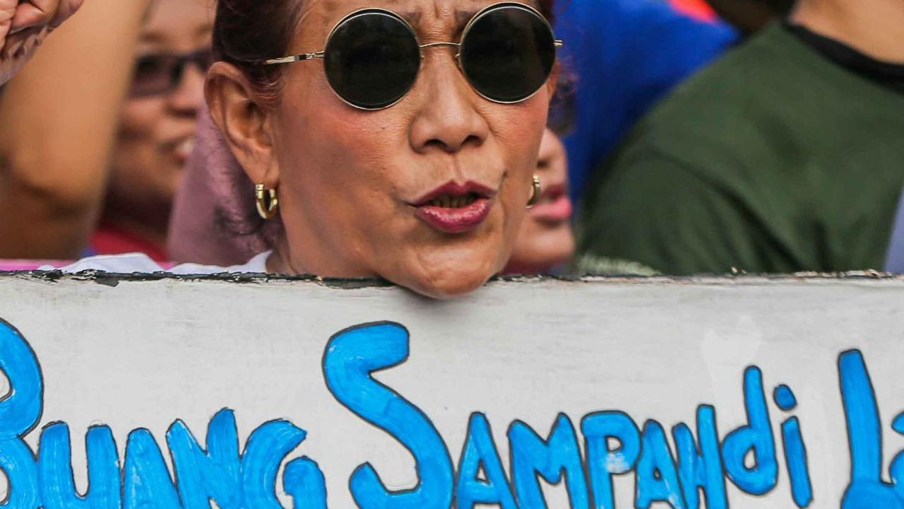 Susi juga sempat memamerkan salah satu posternya yang menggegerkan dengan tulisan "Buang Sampah di Laut Tenggelamkan!"