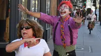 Peserta berdandan seperti badut mengejar pejalan kaki selama 'Running of the Clowns' di Pasadena, California pada 21 Oktober 2018. Lari dikejar kawanan badut ini merupakan parodi yang mengolok-olok lomba dikejar banteng di Spanyol. (Mark RALSTON/AFP)