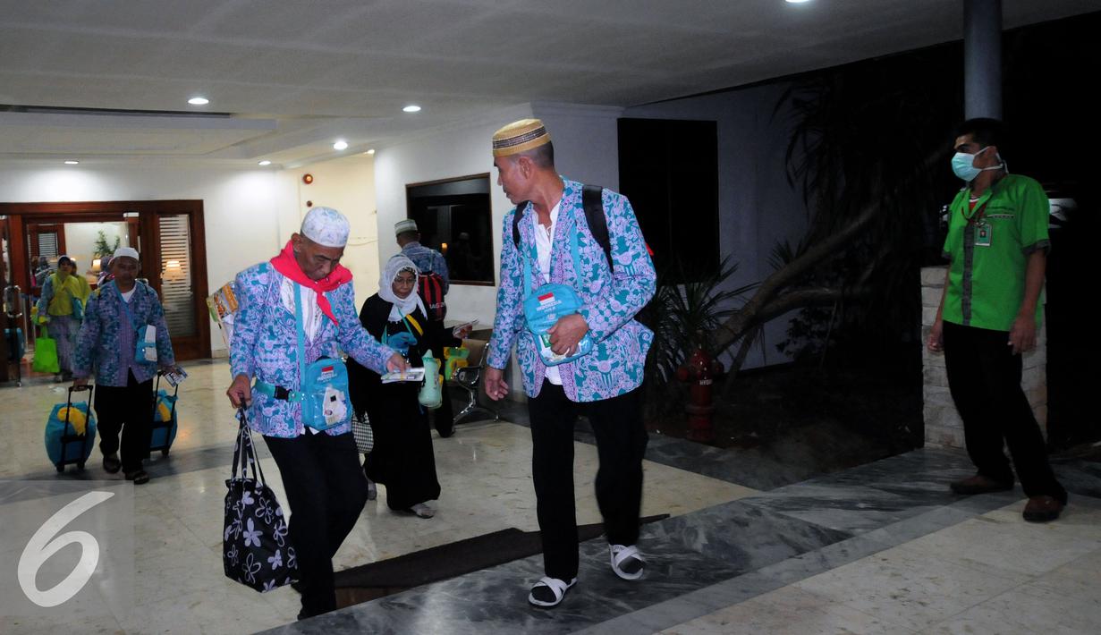 Beberapa jamaah Haji Indonesia embarkasi DKI Jakarta keluar dari ruang imigrasi di Bandara Halim Perdanakusuma Jakarta, Selasa (29/9/2015). Sebanyak 440 jamaah dengan tiba sekitar pukul 18.30 WIB. (Liputan6.com/Helmi Fithriansyah)