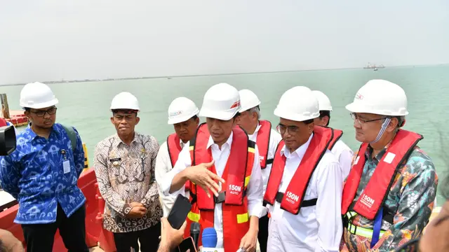 Staf Khusus Presiden, Andi Taufan Garuda Putra (kemeja biru) mendampingi Jokowi saat kunjungan ke Subang