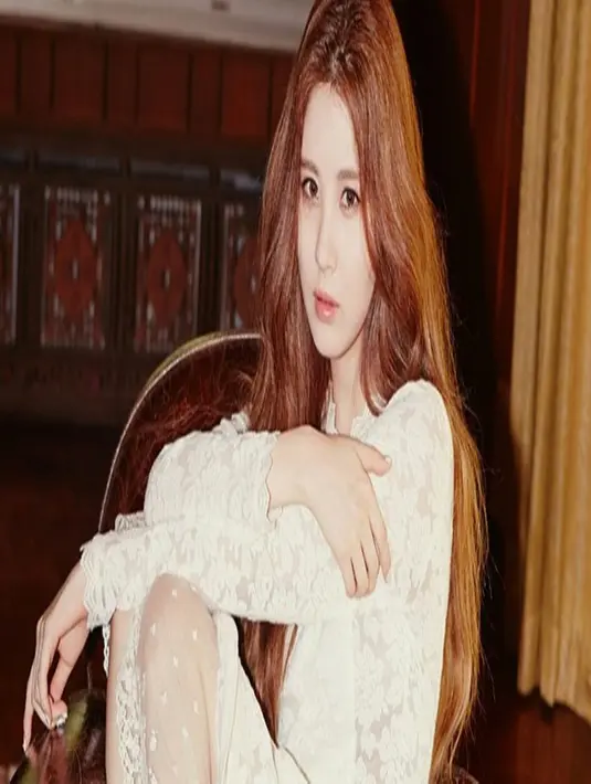 Seohyun mulai menjalani solo kariernya ketika dirinya merambah dunia modeling. Cewek berparas imut ini sukses memukau dunia dengan didapuk menjadi brand ambassador. (Soompi/Bintang.com)