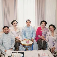 Tata Cahyani dan Putrinya saat Hadir Proses Siraman Darma Mangkuluhur. [@regowo.hediprasetyo]