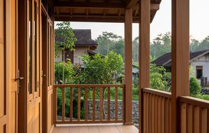 Teras Minimalis dengan Sentuhan Kayu Alami dan Pilar Kayu. (Gemini AI)