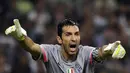 Ekspresi kapten tim Juventus, Gianluigi Buffon, saat memimpin laga kontra AC Milan dilanjutan Seri A Italia di Stadion San Siro, (20/9/2014). (REUTERS/Giorgio Perottino) 