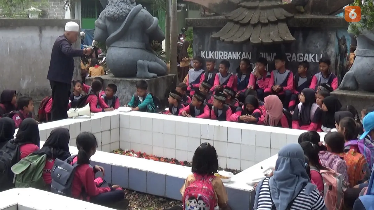 Para siswa SDN 2 Jajag Banyuwangi  napak tilas tragedi pembantaian anggota GP Ansor Banyuwangi oleh PKI di monumen Lubang Buaya Cemetuk, Cluring Banyuwangi (Hermawan Arifianto/Liputan6.com)