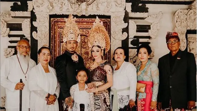 Jerinx SID bersama sang istri, Nola Alexandra (Foto: Instagram/@ncdpapl)