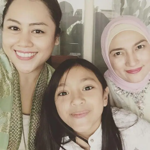 6 Potret Kebersamaan Sarah Amalia Mantan Istri Ariel NOAH dan Putrinya Alleia
