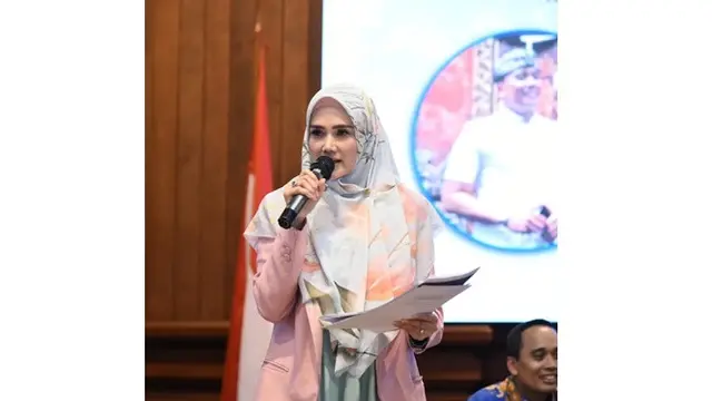 Penampilan 7 Seleb saat Bertugas di DPR, Anggun dan Gagah
