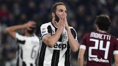 Striker Juventus, Gonzalo Higuain, tampak kecewa usai tim nya ditahan imbang Torino pada laga lanjutan liga Italia di Juventus Stadium, Sabtu (6/5/2017). Skor berakhir imbang 1-1. (AFP/Miguel Medina)