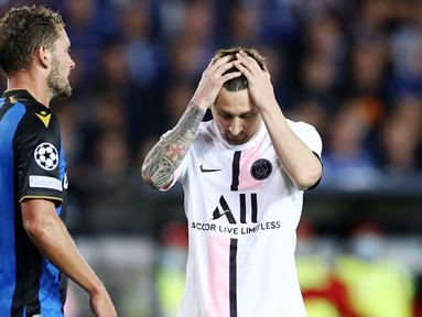 Megabintang Lionel Messi tampak kecewa usai gagal membawa Paris Saint-Germain (PSG) meraih kemenagan atas Club Brugge pada matchday 1 Grup A Liga Champions 2021/2022 di Jan Breydel Stadium, Kamis (16/9/2021). (AFP/Kenzo Tribouillard)