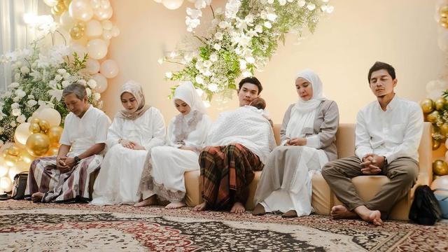 6 Momen Akikah Anak Tri Suaka dan Nabila Maharani, Bahagia Bareng Keluarga Besar