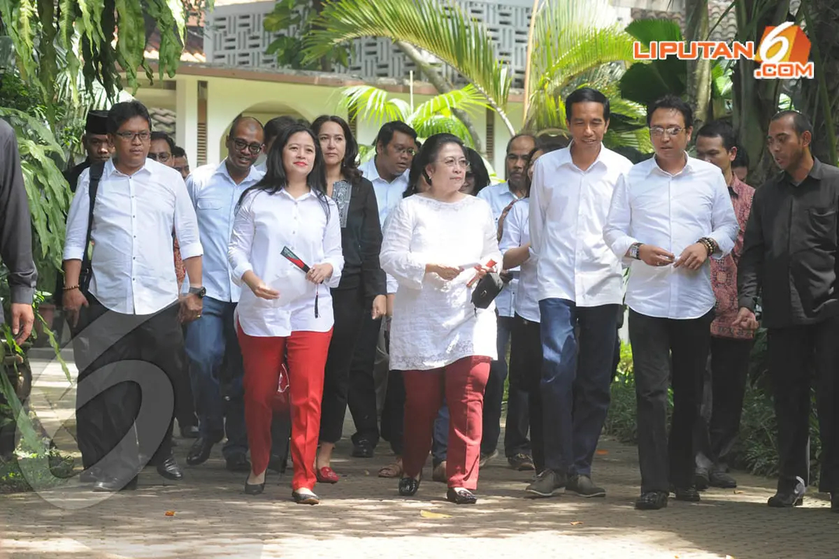 [FOTO] Jokowi Temani Bu Mega Pergi ke TPS