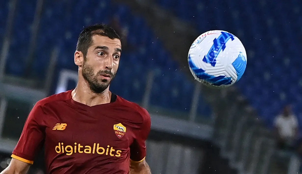 Henrikh Mkhitaryan mengalami masa sulit bersama Arsenal. Pernah berselisih dengan pelatih Unai Emery dan gagal mengembangkan kariernya, Mkhitaryan akhirnya dipinjamkan ke AS Roma. Menariknya, ia malah berhasil tampil memukau dan akhirnya dipermanenkan oleh i Giallorossi. (AFP/Andreas Solaro)