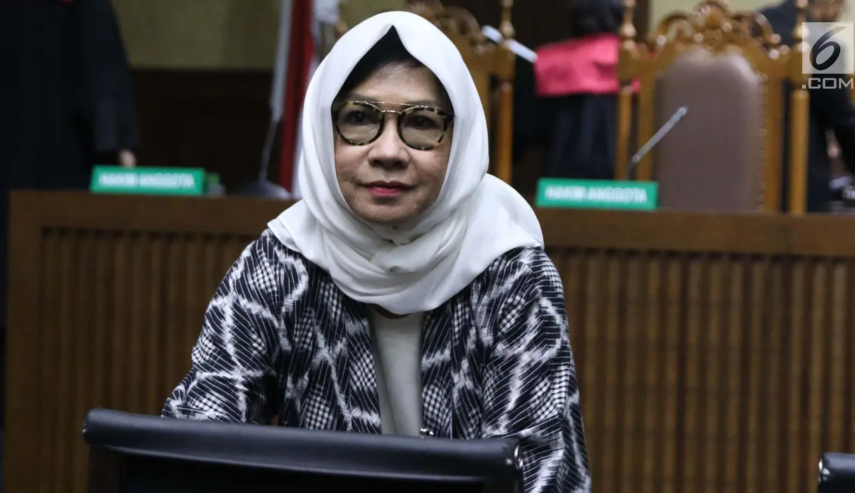 Mantan Dirut PT Pertamina (Persero), Karen G Agustiawan usai menjalani sidang lanjutan di Pengadilan Tipikor, Jakarta, Kamis (14/2). Sidang beragendakan pembacaan jawaban atas eksepsi terdakwa oleh Jaksa Penuntut Umum. (Liputan6.com/Helmi Fithriansyah)