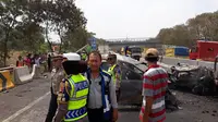 Polisi dan tim SAR bergerak cepat untuk mengevakuasi korban kecelakaan maut Cipularang. (dok Polri)