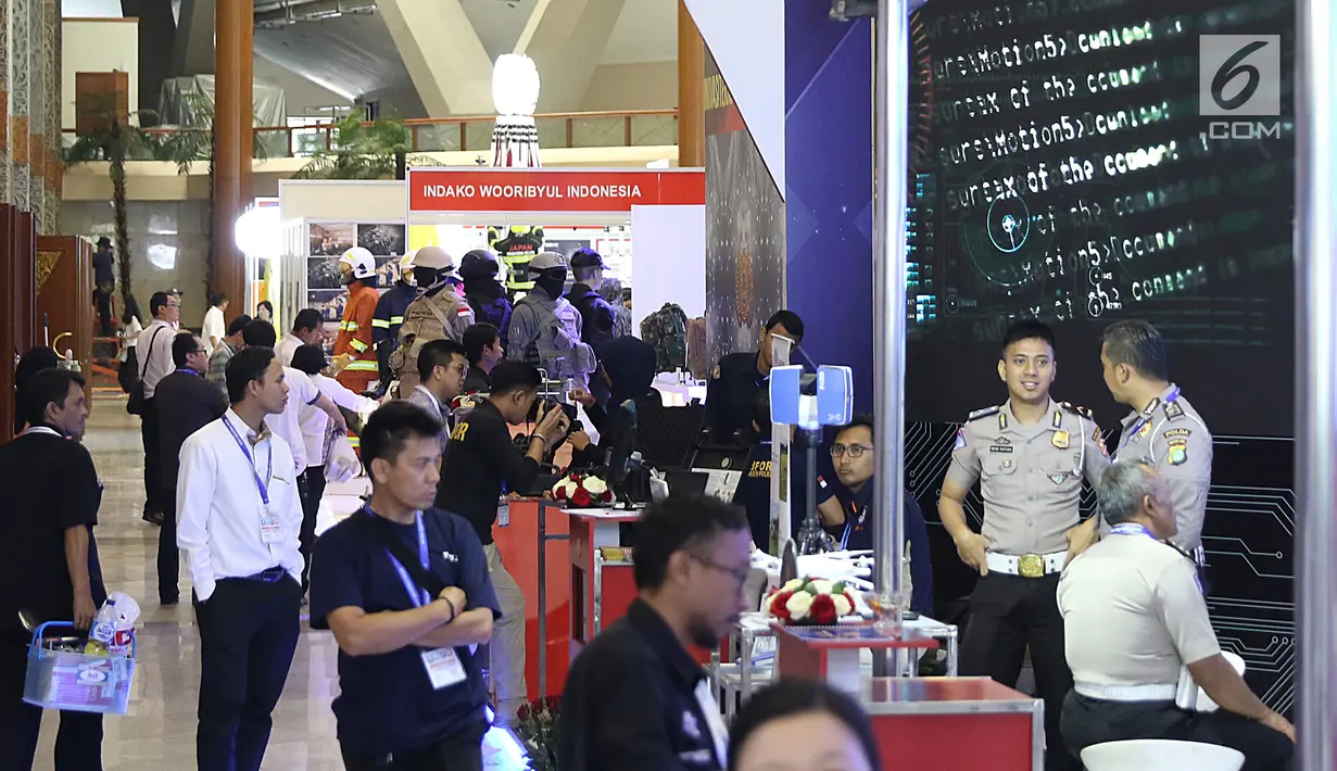 Pengunjung melihat pameran Indo Security 2017 di JCC, Jakarta, Rabu (12/7). Pameran tersebut menampilkan masalah peralatan, masalah keamanan, masalah kebakaran yang berkaitan dengan pelayanan publik  dan penyelamatan. (Liputan6.com/Angga Yuniar)