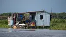 Pemandangan rumah panggung di Congo Mirador, negara bagian Zulia, Venezuela, pada 6 September 2021. Kehidupan indah di Congo Mirador, sebuah desa rumah panggung yang tampak mengapung di perairan laguna di Zulia (barat), tenggelam dalam lumpur dan gulma. (Federico PARRA/AFP)