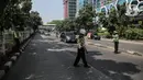 Polisi lalu lintas memberhentikan pengendara mobil saat Operasi Zebra Jaya 2022 di Jakarta, Selasa (4/10/2022). Operasi Zebra Jaya dilaksanakan pada tanggal 3 hingga 17 Oktober untuk menekan jumlah pelanggaran lalu lintas. (Liputan6.com/Faizal Fanani)