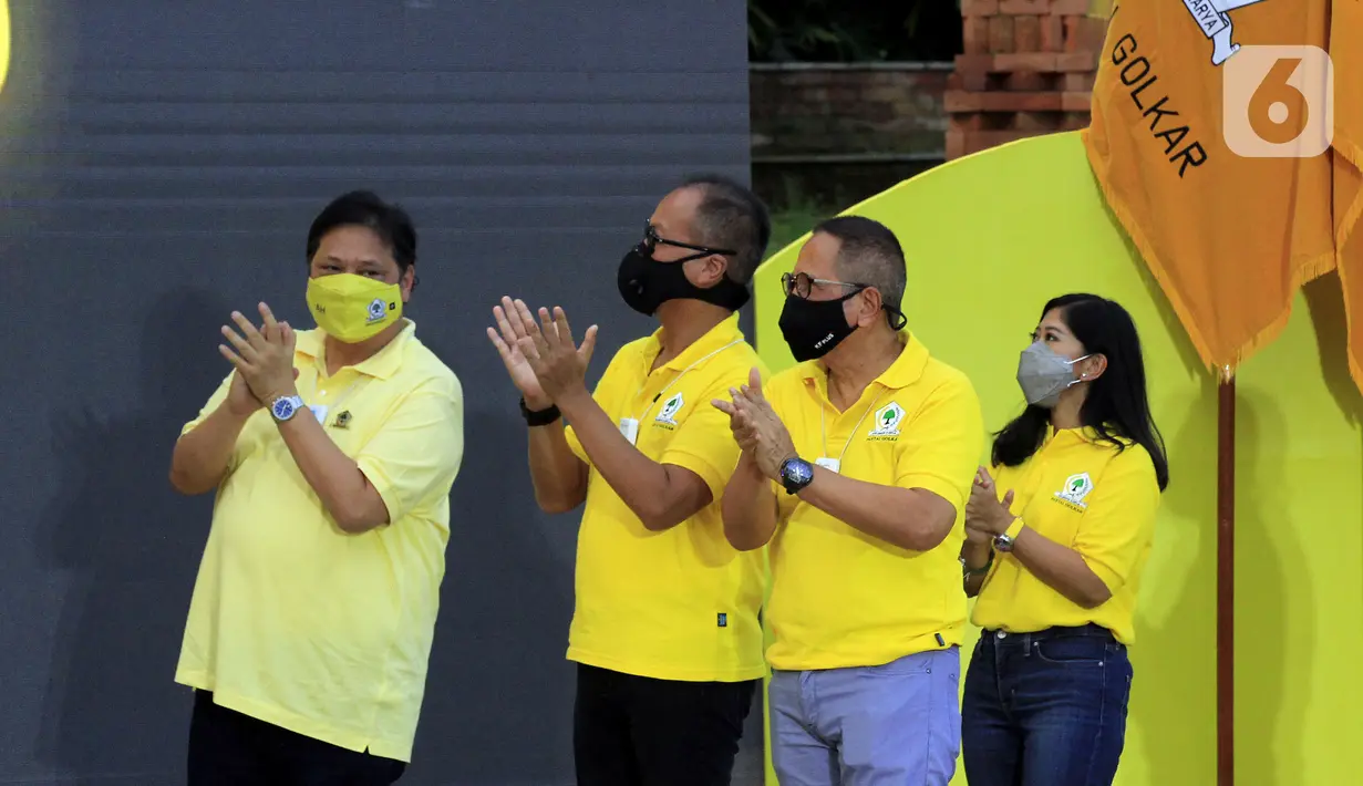 Ketua Umum Partai Golkar Airlangga Hartarto (kiri) saat HUT ke-56 Partai Golkar di Jakarta, Sabtu (17/10/2020). Partai Golkar mendorong masyarakat mematuhi protokol pencegahan penularan COVID-19 melalui 3M yaitu Memakai Masker, Mencuci Tangan, dan Menjaga Jarak. (Liputan6.com/Johan Tallo)