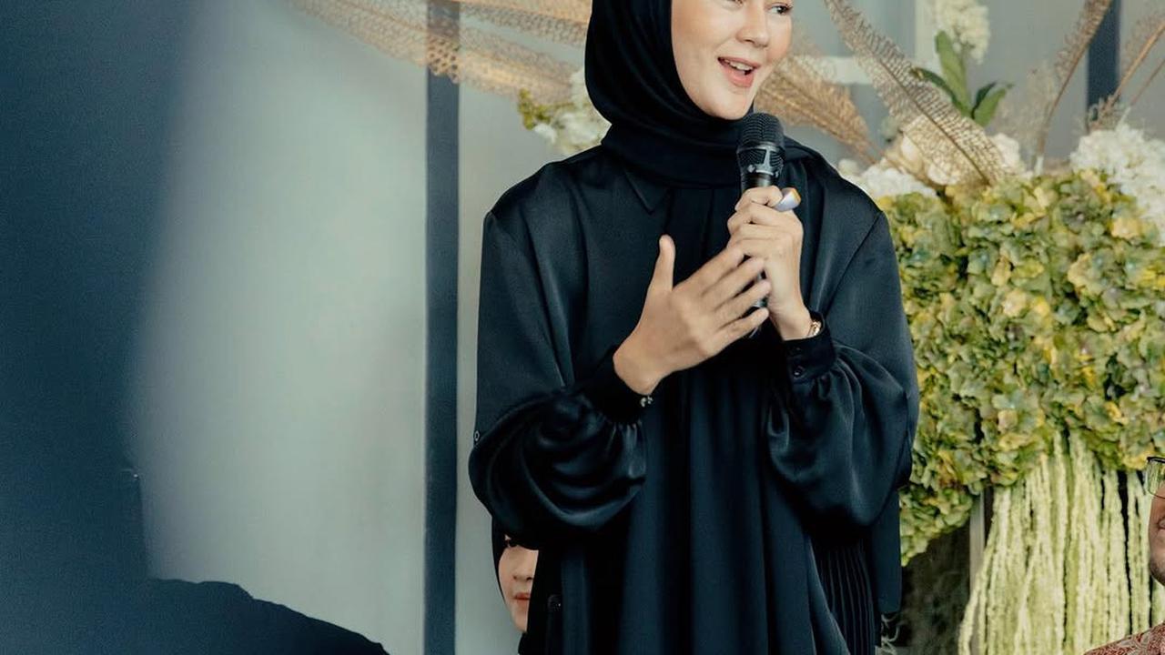 5 Potret Cantik Paula Verhoeven dengan Nuansa Hitam, Outfitnya Berkelas dan Tak Pernah Gagal